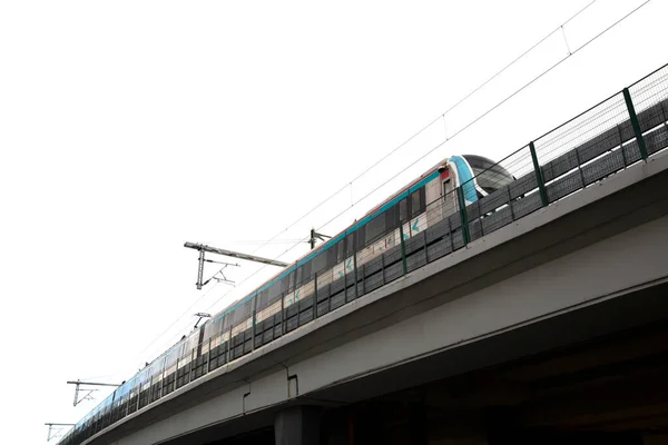 Train Passant Par Passage Supérieur Debout Sur Fond Blanc Isolé — Photo