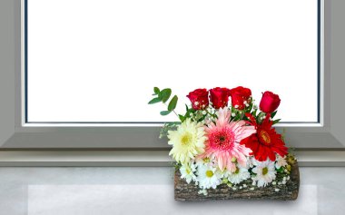 Pencere pervazı ve düşen yağmur damlaları arka plan 