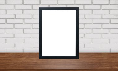 Tahta masadaki ön manzara çerçevesi