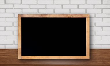 Tahta masadaki ön manzara çerçevesi