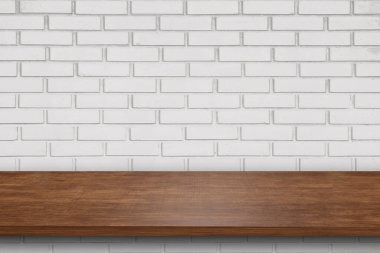 Öndeki tahta masa tuğla duvar zemininde