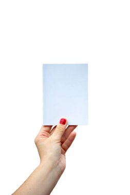 Beyaz arka planda boş bir beyaz kart tutan kadını kapat.