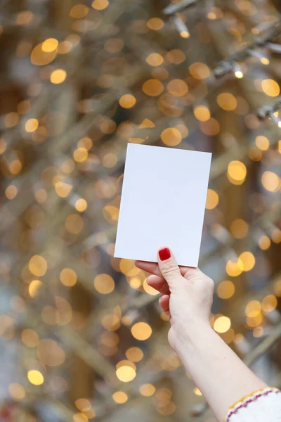 Boş beyaz kartı tutan kadını kapat. 