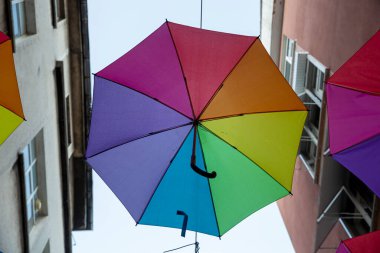 İzole edilmiş beyaz arkaplanda şemsiyenin alt görünümü