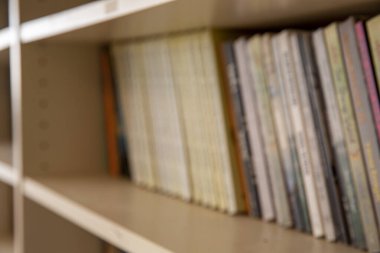 Bulanık kitap ve kitaplık arkaplanı