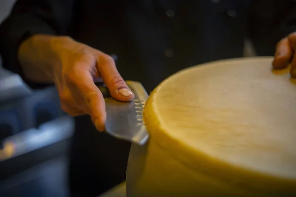 手工切奶酪 — 图库照片