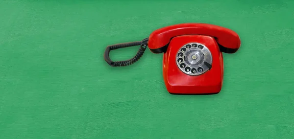 Czerwony Telefon Vintage Zielonym Tle Koloru Minimalna Zarozumiałość — Zdjęcie stockowe