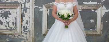 Gelin eli parkta çiçek tutuyor. Seçici odak