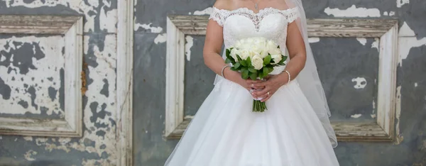 Menyasszony Kéz Kezében Virágok Parkban Szelektív Fókusz — Stock Fotó