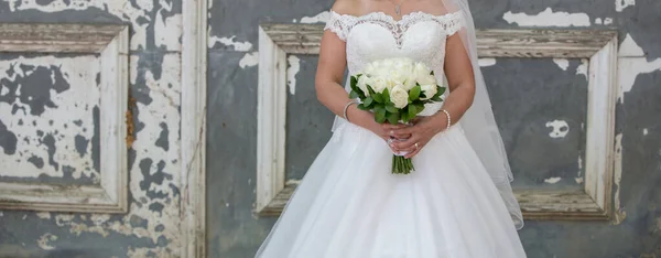 Bride Hand Holding Flowers Park Selective Focus — Stock Photo, Image