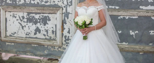 Bride Hand Holding Flowers Park Selective Focus — Stock Photo, Image