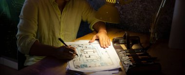 İş adamı ofis içinde bir proje çiziyor. Seçici odak