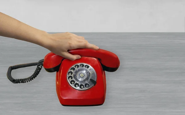 Mão Segurando Telefone Vermelho — Fotografia de Stock