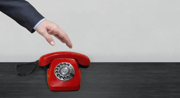 Mão Segurando Telefone Vermelho Mesa Madeira — Fotografia de Stock