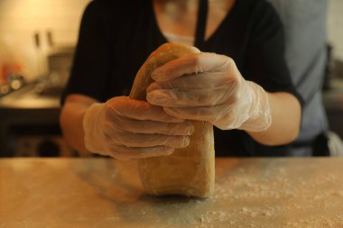 El yapımı taze makarna yapma işlemi. Kapat.