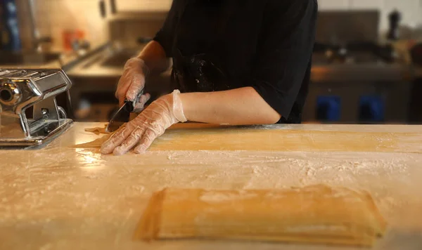 Proceso Fabricación Pasta Fresca Hecha Mano Cerca — Foto de Stock