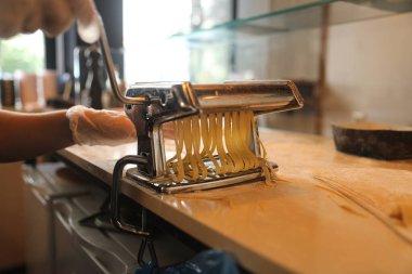 El yapımı taze makarna yapma işlemi. Kapat.