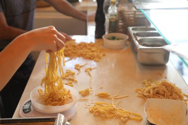 El yapımı taze makarna yapma işlemi. Kapat.