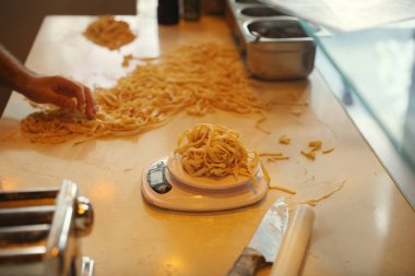 El yapımı makarna arka planı. Kapat.