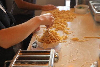 El yapımı taze makarna yapma işlemi. Kapat.