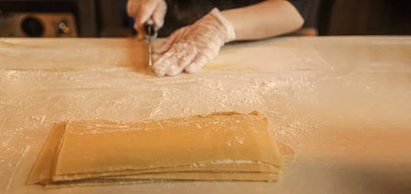 Proceso Fabricación Pasta Fresca Hecha Mano Cerca — Foto de Stock