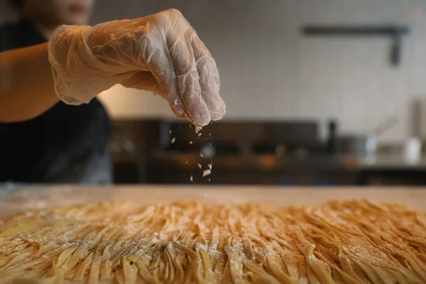 手工制作的新鲜面食制作工艺 关门了 — 图库照片