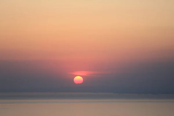 夕日の景色 曇った空と海と赤い太陽 — ストック写真