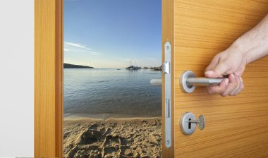 Adamın eli kapıyı açıyordu. Tatil kavramı