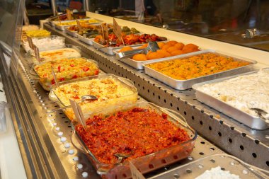 Aperatif çeşitleri. Tabakta atıştırmalıklar