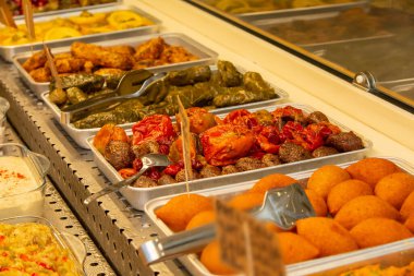 Aperatif çeşitleri. Tabakta atıştırmalıklar