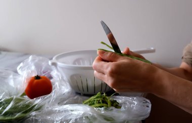 Yeşil fasulye kesen kadın. Kapat.