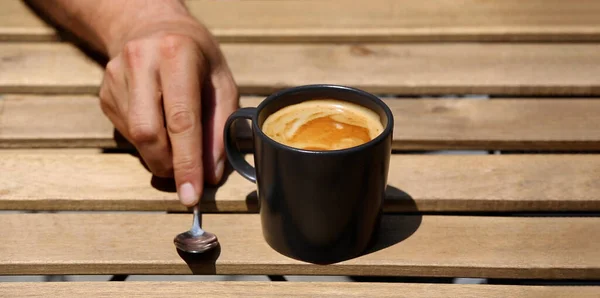 Hand Hält Kaffeetasse Auf Holztisch — Stockfoto