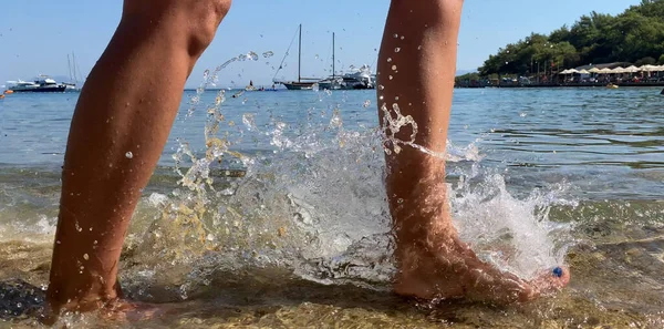 Denizde yürüyen kadın, yaklaş.