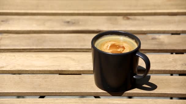 木製テーブルの上のコーヒーカップ — ストック動画