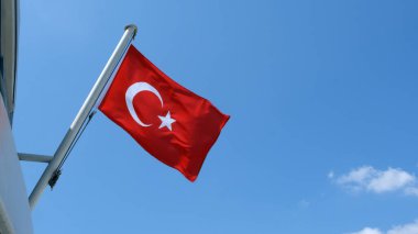 Bulutlu arkaplanda Türk bayrağı 