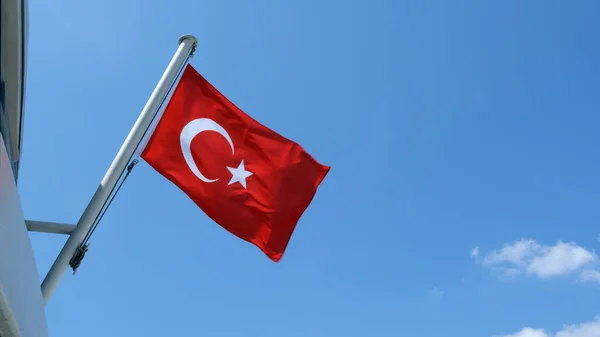 Bulutlu Arkaplanda Türk Bayrağı — Stok fotoğraf