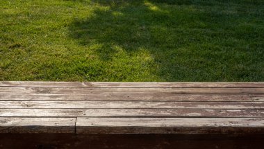 boş ahşap zemin çimenlerin önünde