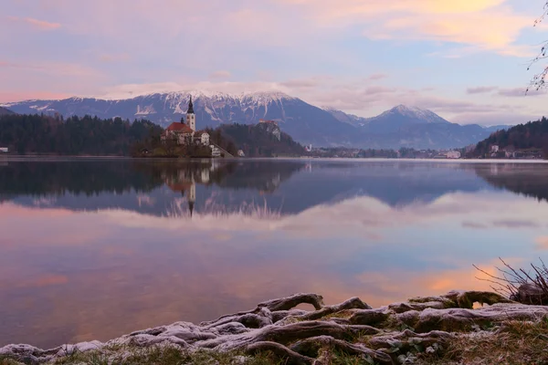 Der See blutete aus und die Insel — Stockfoto