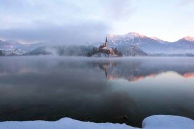 Lake Bled ve kış sabahı kalede