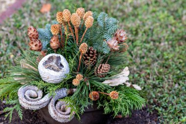 Çam kozalakları ve iğnelerden Noel çelengi