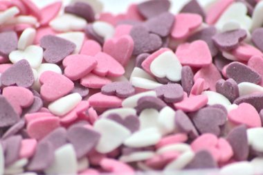 Lezzetli pembe sevgililer günü şeker kalpler ve pembe, mor ve beyaz gösteriler. Seni kız arkadaşına ve değerli elmasları ve kırmızı kalpleri olan değerli insanlara özel bir hediye olarak seviyorum.