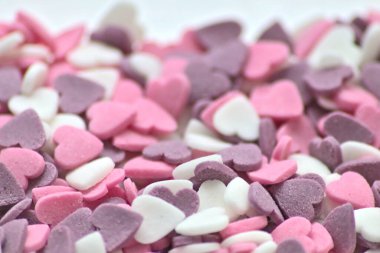 Lezzetli pembe sevgililer günü şeker kalpler ve pembe, mor ve beyaz gösteriler. Seni kız arkadaşına ve değerli elmasları ve kırmızı kalpleri olan değerli insanlara özel bir hediye olarak seviyorum.