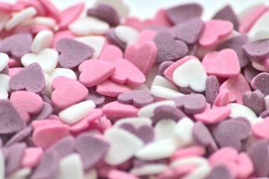 Lezzetli pembe sevgililer günü şeker kalpler ve pembe, mor ve beyaz gösteriler. Seni kız arkadaşına ve değerli elmasları ve kırmızı kalpleri olan değerli insanlara özel bir hediye olarak seviyorum.