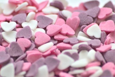 Lezzetli pembe sevgililer günü şeker kalpler ve pembe, mor ve beyaz gösteriler. Seni kız arkadaşına ve değerli elmasları ve kırmızı kalpleri olan değerli insanlara özel bir hediye olarak seviyorum.