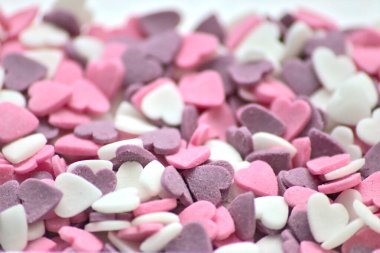 Lezzetli pembe sevgililer günü şeker kalpler ve pembe, mor ve beyaz gösteriler. Seni kız arkadaşına ve değerli elmasları ve kırmızı kalpleri olan değerli insanlara özel bir hediye olarak seviyorum.