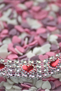 Lezzetli pembe sevgililer günü şeker kalpler ve pembe, mor ve beyaz gösteriler. Seni kız arkadaşına ve değerli elmasları ve kırmızı kalpleri olan değerli insanlara özel bir hediye olarak seviyorum.