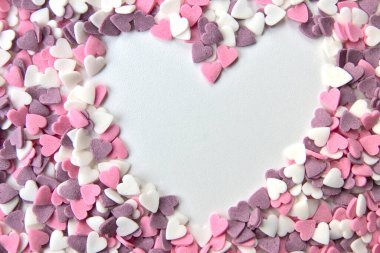 Tatlı pembe sevgililer günü şekerleri ve pembe, mor ve beyaz gösterilerle süslenmiş süsler. Seni kız arkadaşına ve değerli elmasları ve kırmızı kalpleri olan değerli insanlara özel bir hediye olarak seviyorum.