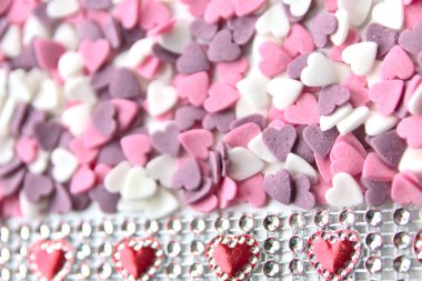 Tatlı pembe sevgililer günü şekerleri ve pembe, mor ve beyaz gösterilerle süslenmiş süsler. Seni kız arkadaşına ve değerli elmasları ve kırmızı kalpleri olan değerli insanlara özel bir hediye olarak seviyorum.