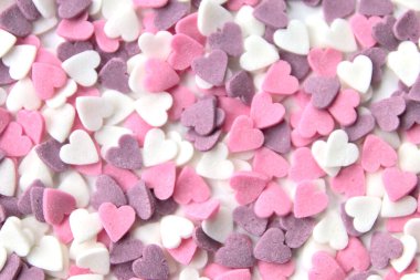 Tatlı pembe sevgililer günü şekerleri ve pembe, mor ve beyaz gösterilerle süslenmiş süsler. Seni kız arkadaşına ve değerli elmasları ve kırmızı kalpleri olan değerli insanlara özel bir hediye olarak seviyorum.