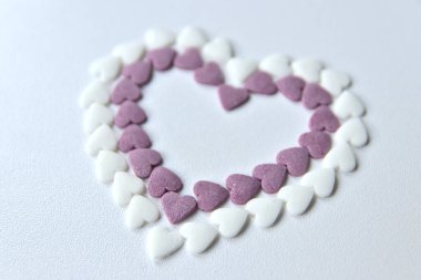 Tatlı pembe sevgililer günü şekerleri ve pembe, mor ve beyaz gösterilerle süslenmiş süsler. Seni kız arkadaşına ve değerli elmasları ve kırmızı kalpleri olan değerli insanlara özel bir hediye olarak seviyorum.